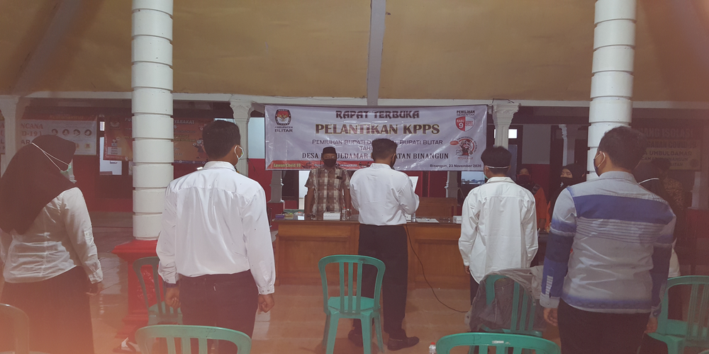 IKUT MENSUKSESKAN PEMILUKADA KABUPATEN BLITAR PPS DESA UMBULDAMAR KECAMATAN BINANGUN MELAKSANAKAN PLANTIKAN KPPS